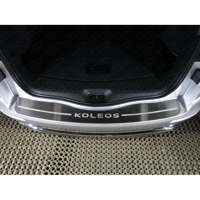 Накладка на задний бампер шлифованный лист надпись Koleos для Renault Koleos 2018-2023 артикул RENKOL17-18