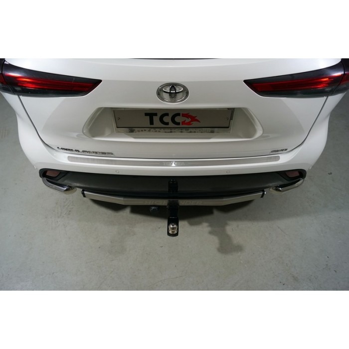 Накладка на задний бампер лист шлифованный надписьToyota  для Toyota Highlander 2020-2023 артикул TOYHIGHL20-08