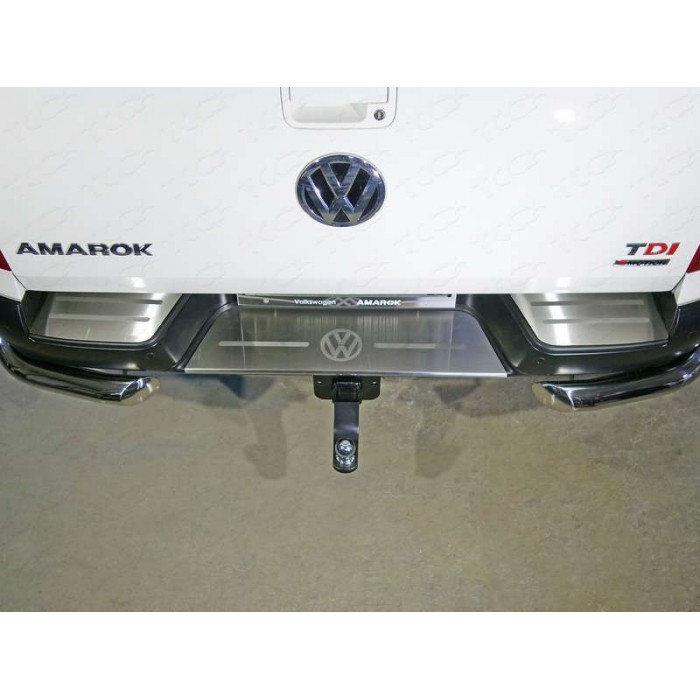 Накладка на задний бампер лист шлифованный лого Volkswagen для Volkswagen Amarok 2016-2023 артикул VWAMAR17-54