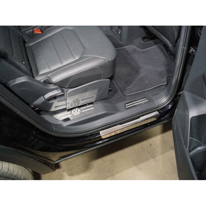 Накладки на пластиковые пороги задние лист зеркальный лотип VW 4 шт для Volkswagen Teramont 2018-2023 артикул VWTER18-10