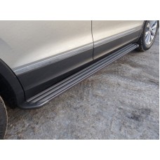 Пороги алюминиевые Slim Line Black (авто с брызговиками) для Volkswagen Tiguan 2016-2023