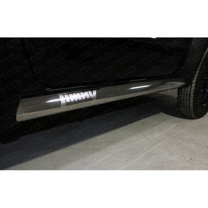 Накладки на пластиковый внешний порог лист зеркальный надпись JIMNY 2 шт для Suzuki Jimny 2019-2023 артикул SUZJIM19-07