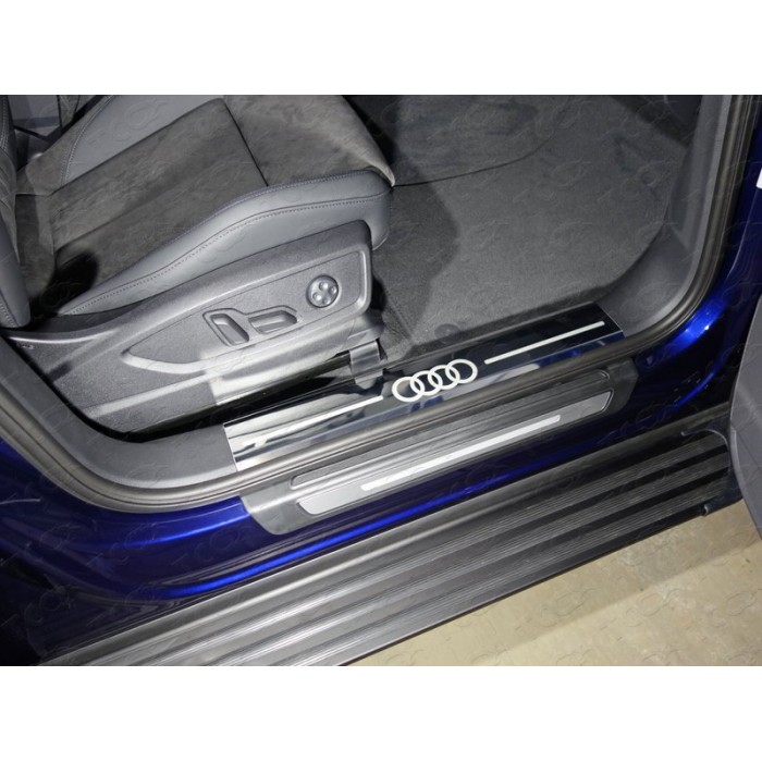 Накладки на пороги на пластик зеркальный лист лого Audi 2 штуки для Audi Q5 2016-2023 артикул AUDIQ517-08
