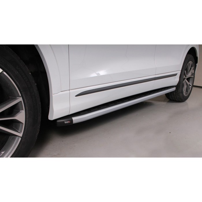 Пороги алюминиевые с пластиковой накладкой карбон серебро для Audi Q8 2018-2023 артикул AUDIQ819-12SL