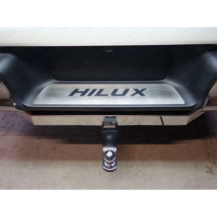 Накладка на задний бампер с надписью Hilux шлифованный лист для Toyota Hilux/Hilux Black Onyx 2015-2023 артикул TOYHILUX15-27
