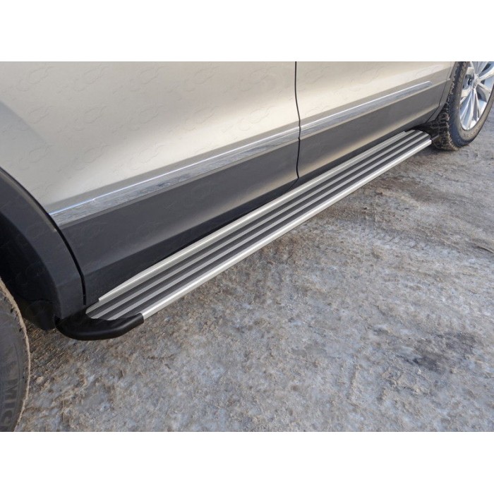 Пороги алюминиевые Slim Line Silver (авто с брызговиками) для Volkswagen Tiguan 2016-2023 артикул VWTIG17-53S