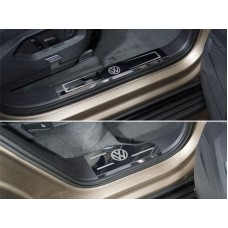Накладки на пластиковые пороги лист зеркальный логотип VW 4 шт для Volkswagen Touareg 2018-2022