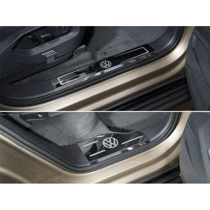 Накладки на пластиковые пороги лист зеркальный логотип VW 4 шт для Volkswagen Touareg 2018-2023 артикул VWTOUAR18-11