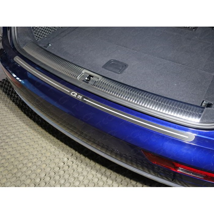 Накладка на задний бампер шлифованный лист надпись Q5 для Audi Q5 2016-2023 артикул AUDIQ517-19