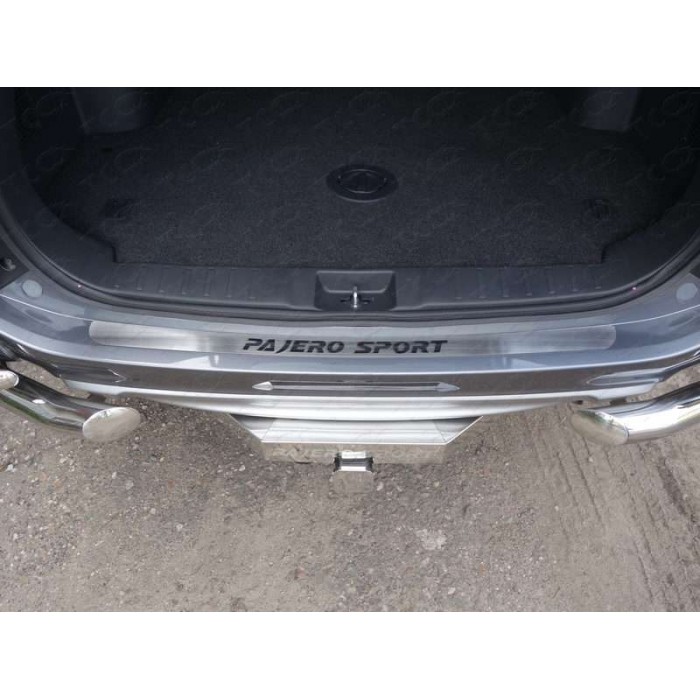Накладка на задний бампер лист шлифованный надпись Pajero Sport для Mitsubishi Pajero Sport 2016-2020 артикул MITPASPOR16-08