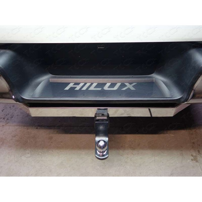 Накладка на задний бампер с надписью Hilux зеркальный лист для Toyota Hilux/Hilux Black Onyx 2015-2023 артикул TOYHILUX15-26