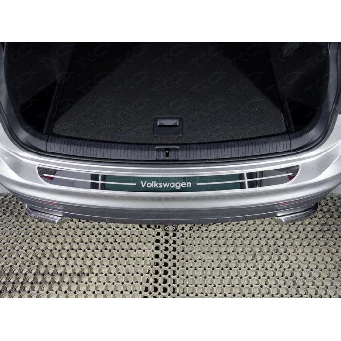 Накладка на задний бампер зеркальный лист надпись Volkswagen для Volkswagen Tiguan 2016-2023 артикул VWTIG17-40