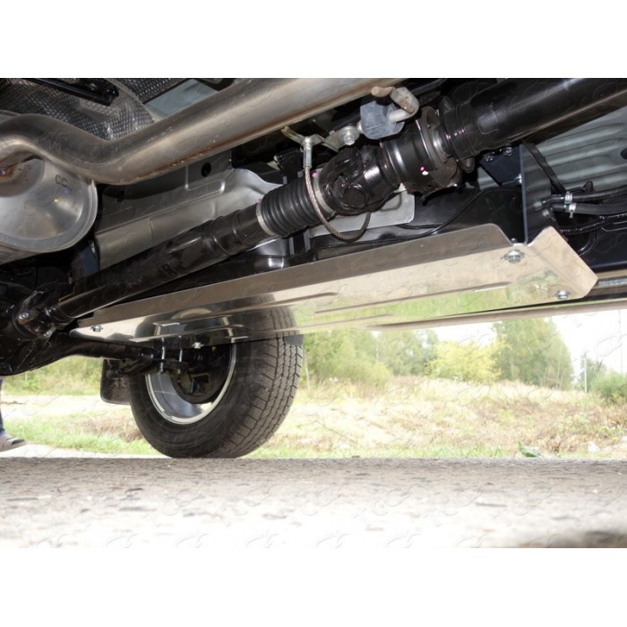 Защита бака ТСС алюминий 4 мм для Toyota Hilux 2015-2023 артикул ZKTCC00157