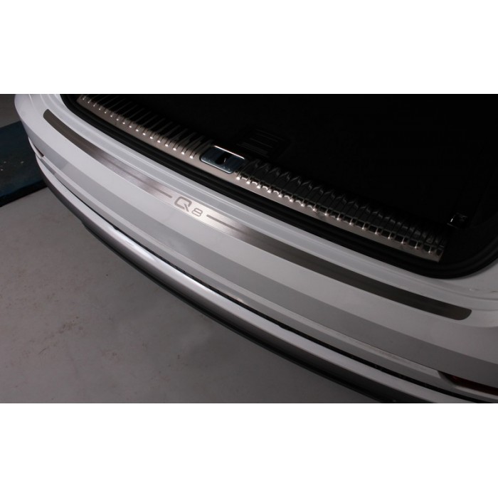 Накладка на задний бампер лист шлифованный надпись Q8  для Audi Q8 2018-2023 артикул AUDIQ819-06