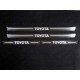 Накладки на пластиковые пороги зеркальный лист надпись Toyota 4 штуки для Toyota Land Cruiser Prado 150 2017-2023 артикул TOYLC15017-25
