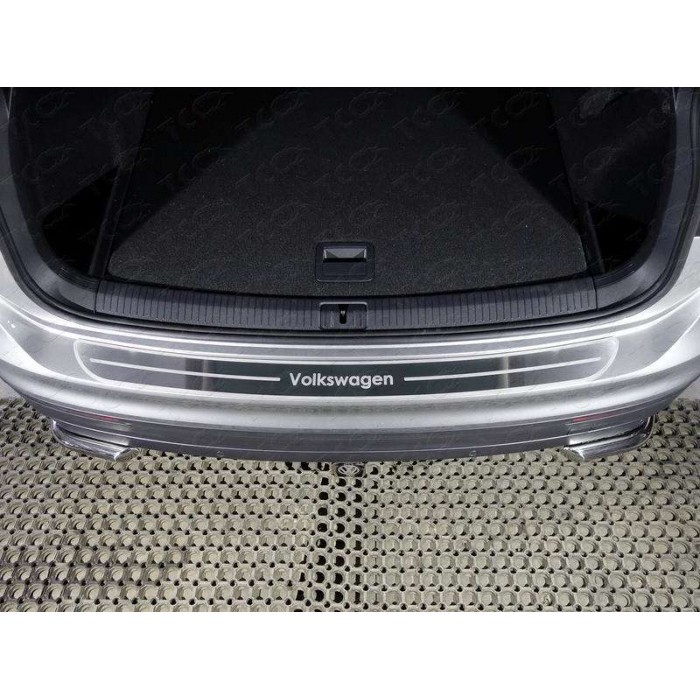 Накладка на задний бампер шлифованный лист Volkswagen для Volkswagen Tiguan 2016-2023 артикул VWTIG17-41