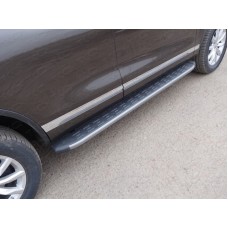 Пороги алюминиевые ТСС с накладкой серебрянный карбон (авто с брызговиками) для Volkswagen Touareg 2014-2017