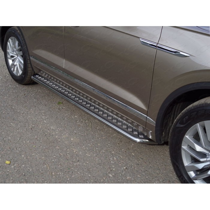 Пороги с площадкой алюминиевый лист 42 мм для Volkswagen Touareg 2018-2023 артикул VWTOUAR18-28