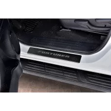 Накладки на пороги Russtal карбон с надписью для Toyota Fortuner 2017-2024