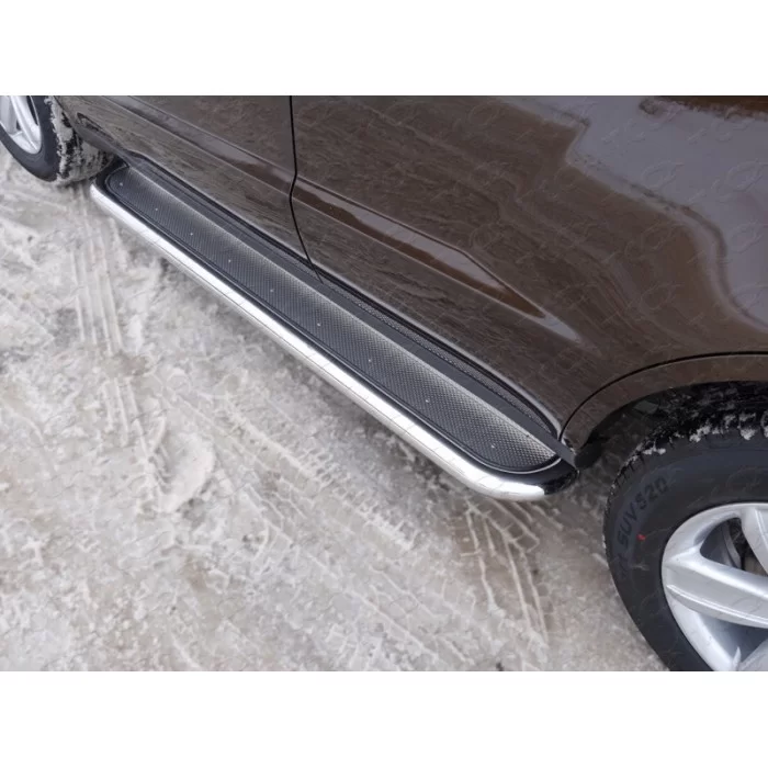 Пороги с площадкой нержавеющий лист 60 мм для Geely Emgrand X7 2018-2024 артикул GEELEMGX718-17