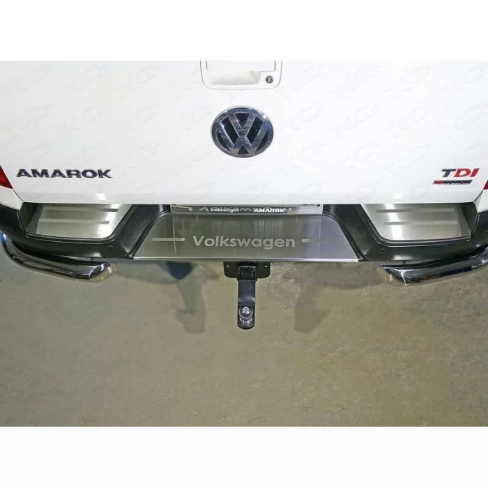 Накладка на задний бампер лист шлифованный надпись Volkswagen для Volkswagen Amarok 2016-2024 артикул VWAMAR17-52
