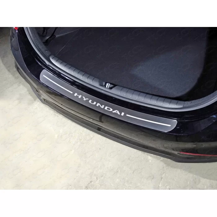 Накладка на задний бампер шлифованный лист надпись Hyundai для Hyundai Solaris 2018-2020 артикул HYUNSOL17-19