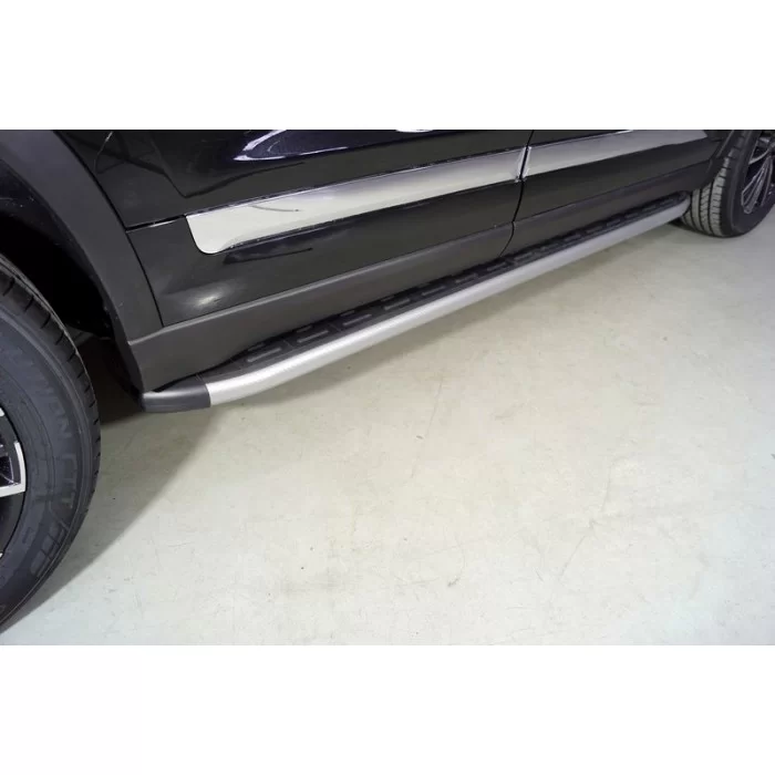 Пороги алюминиевые с пластиковой накладкой серебристые для Chery Tiggo 8 Pro 2021-2024 артикул CHERTIG8P21-25SL