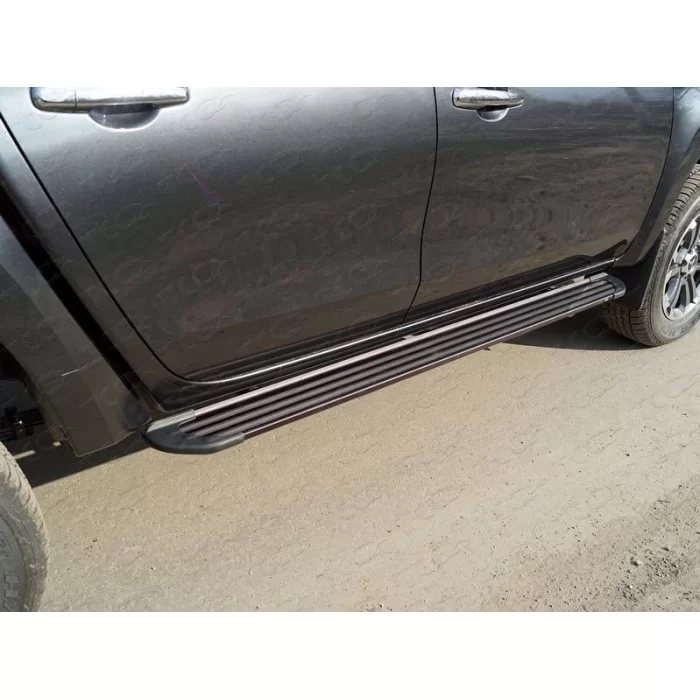 Пороги алюминиевые Slim Line Black для Mitsubishi L200 2019-2024 артикул MITL20019-36B