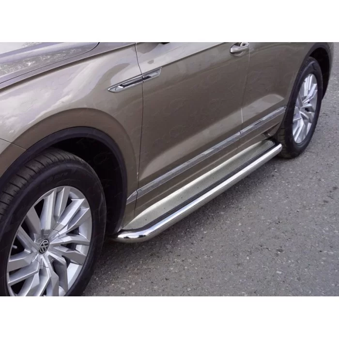 Пороги с площадкой нержавеющий лист 60 мм для Volkswagen Touareg 2018-2024 артикул VWTOUAR18-31